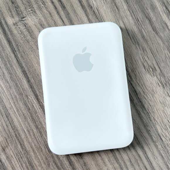 Apple MagSafe Battery Pack for iPhone 12/12 mini/12 Pro/12 Pro Max - Pre Owned - Picture 1 of 4